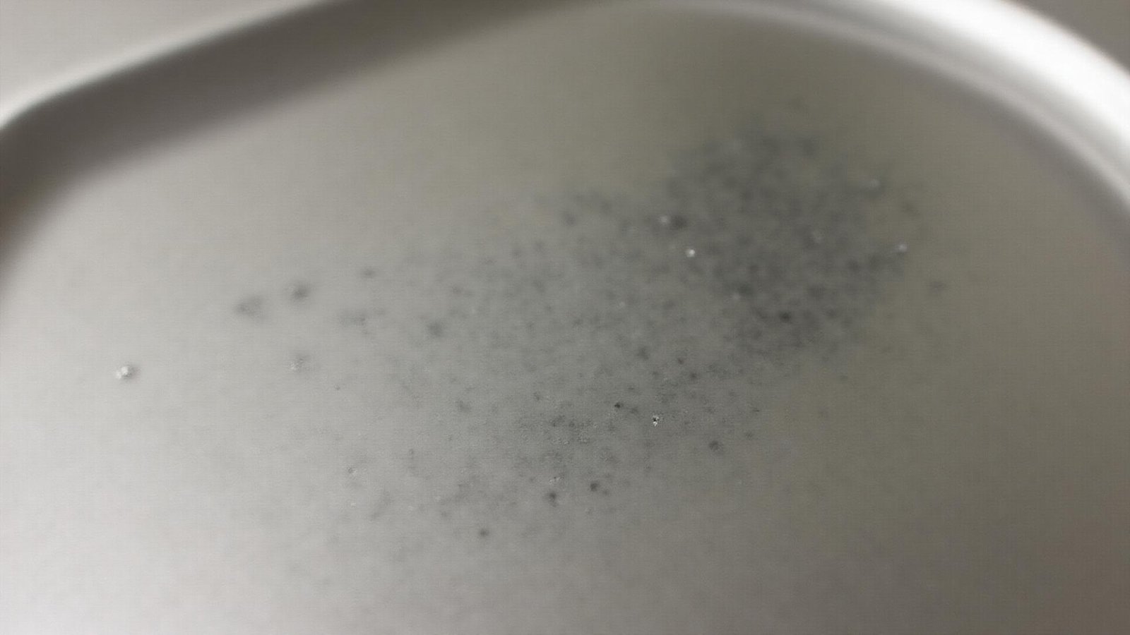 ترسبات المياه العسرة والكلس على الأسطح